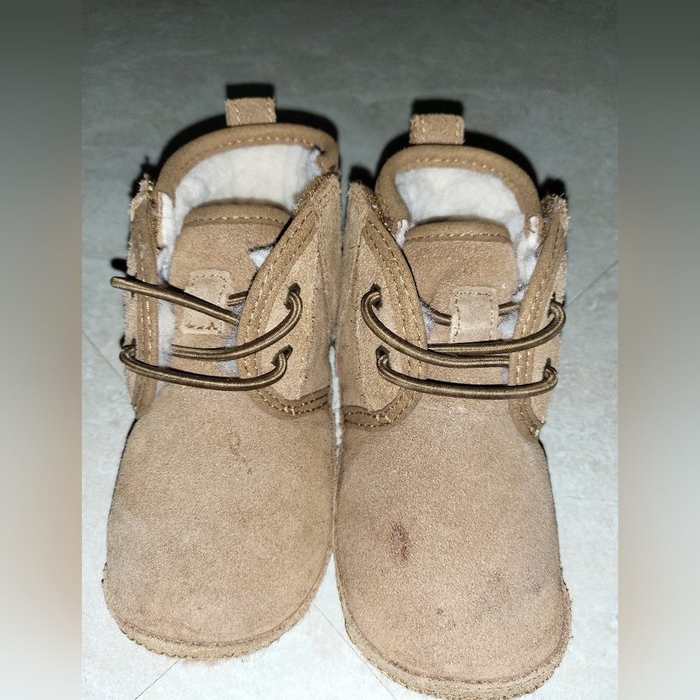 UGG Unisex-Child - Baby Neumel Fashion Boot - Size 04/05 Infant